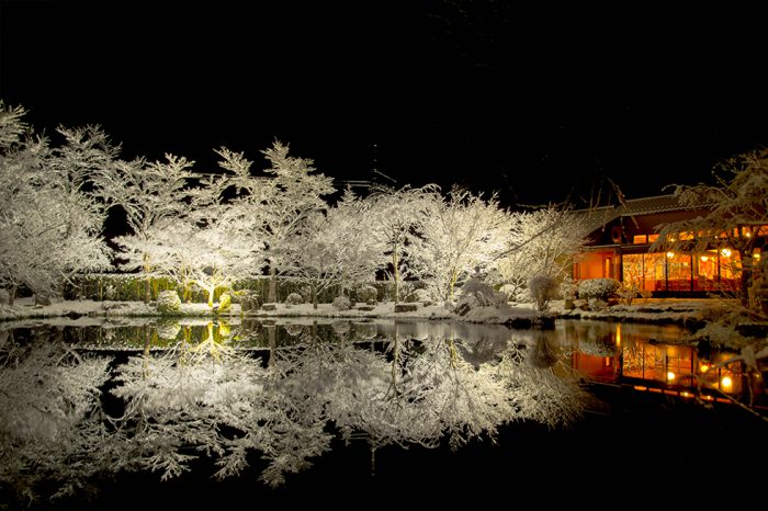 ゆう月 冬の庭園 雪景色 池に映る ライトアップ