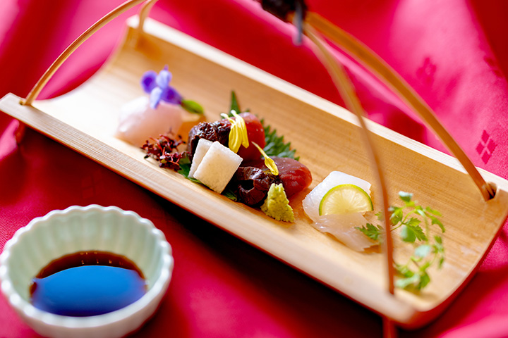 京都 料亭ゆう月の2026年秋の会席料理|旬の魚を竹の器に美しく盛り付けた御造り