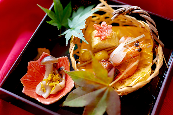 京都 料亭ゆう月の2026年秋の会席料理|海老や銀杏、きのこを紅葉とともに盛り付けた前菜