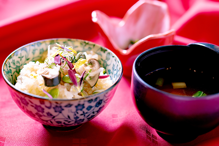 京都・綾部の料亭ゆう月の秋会席。土鍋炊き込みのきのこ御飯と、旬の味覚を引き立てる赤出汁