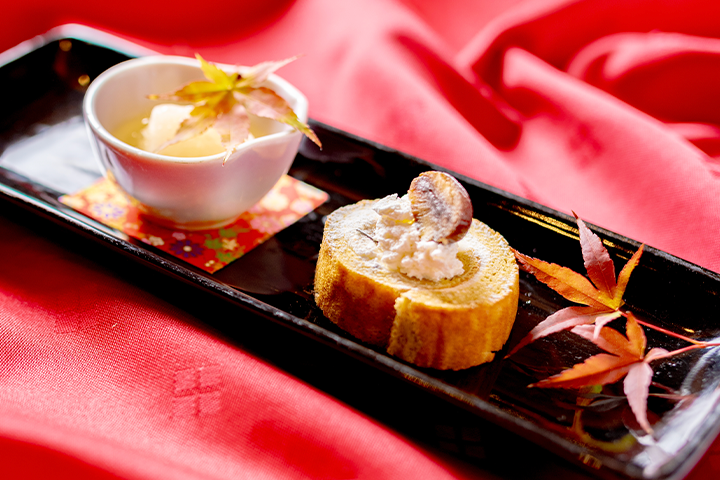 料亭ゆう月の秋会席デザート。丹後産の梨をだいだいのジュレと合わせ、栗のロールケーキを紅葉のあしらいで彩る水菓子。