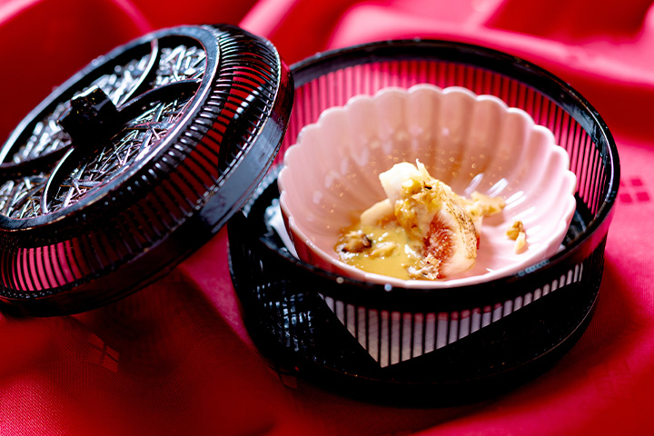 京都・綾部の料亭ゆう月の秋会席、先附け。完熟無花果に白酢あんをかけ、胡桃と柚子を添えた季節の一品。