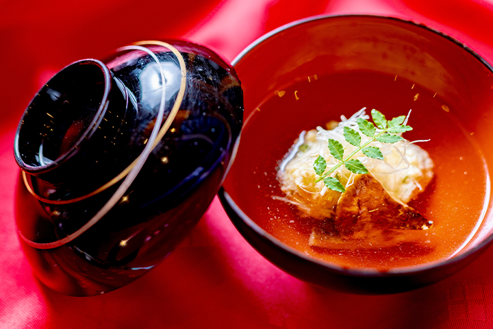 料亭ゆう月の秋の煮物椀。松茸の香りと鶏つみれの旨味を合わせ、すだちを添えた上品な吸物仕立て。