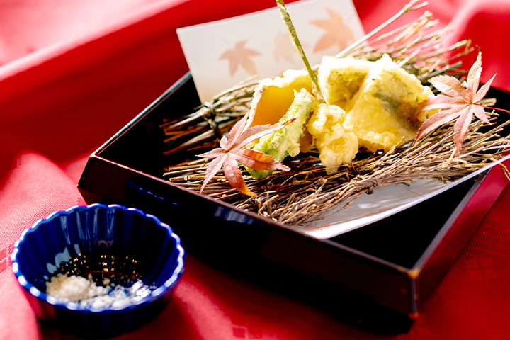 秋の油物、舞鶴産カマスとさつまいも。銀杏やししとうを添えた料亭ゆう月の会席料理。
