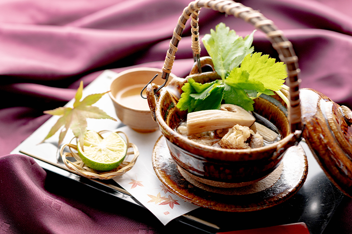 秋の味覚、松茸の土瓶蒸し。舞鶴の鱧や綾部の野菜を合わせ、すだちを添えた香り高い京料理の一品。
