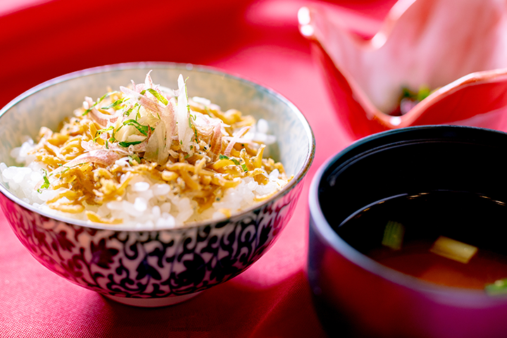 京都の季節料理、ちりめん山椒ご飯と味噌汁。丹後産ちりめんじゃこを香ばしく炊き、山椒と薬味を添えた京風ご飯物