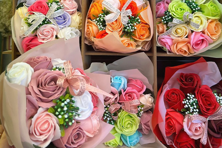 色とりどりのバラを束ねた石鹸素材のシャボンフラワーブーケが並ぶ華やかなギフト用アレンジメントの写真