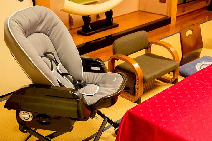 料亭ゆう月の和室に用意されたベビーチェアと子ども用椅子。小さなお子様連れでも安心して利用できる配慮