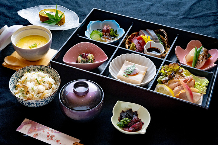 団体旅行向け4,500円の和食ランチプラン。京都府綾部市の料亭ゆう月で楽しむ松花堂弁当と茶碗蒸し、季節の炊き込みご飯