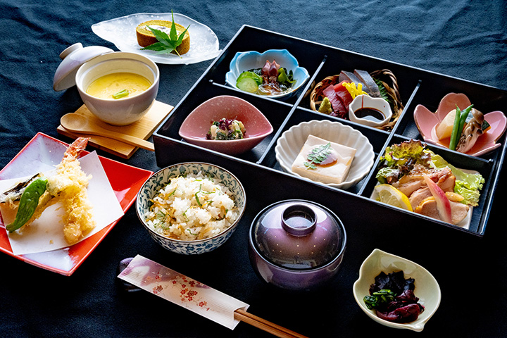団体旅行向け6,000円の和食ランチプラン。京都府綾部市の料亭ゆう月で楽しむ松花堂弁当に揚げたての天ぷらが付いた人気コース。