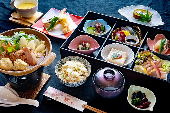 月のみやびコース(7,500円)。京都府綾部市の料亭ゆう月がご提供する、上林鶏の小鍋と揚げたて天ぷら付きの団体旅行向け松花堂弁当ランチ。