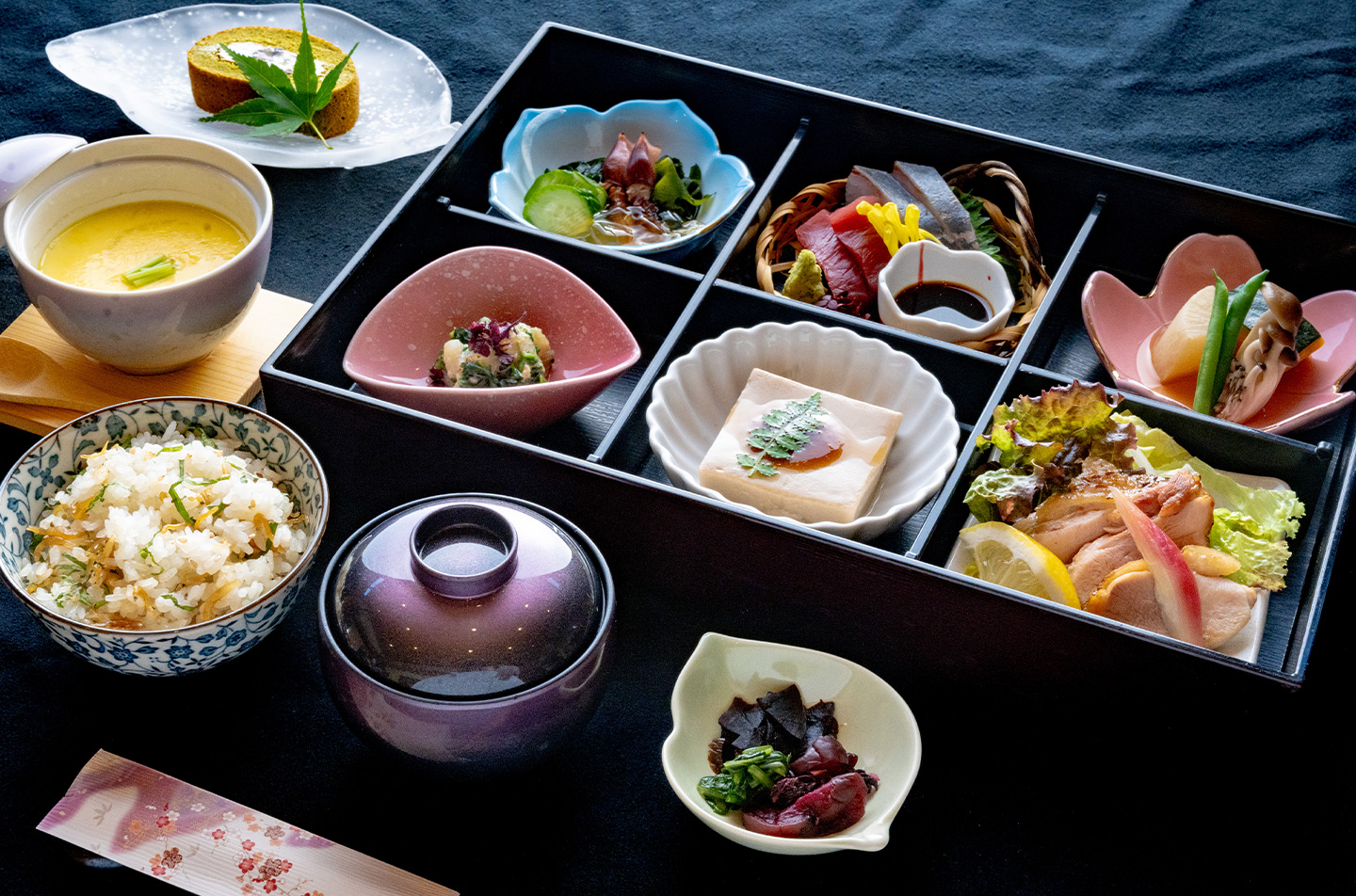 月のなごみコース（4,500円）。京都府綾部市の料亭ゆう月がご提供する団体旅行向け松花堂弁当ランチ。舞鶴港水揚げのお造り、手作りごま豆腐、茶碗蒸し、ちりめん山椒ご飯、デザート付き。