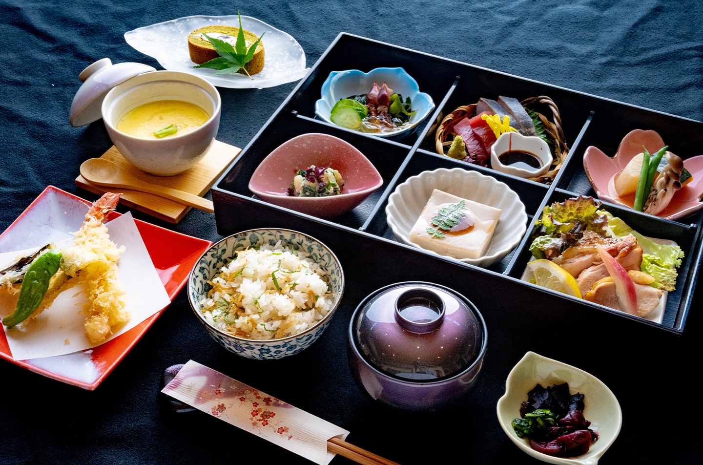 月の彩りコース(6,000円)。京都府綾部市の料亭ゆう月がご提供する団体旅行向け和食ランチ。松花堂弁当に揚げたての季節の天ぷら、茶碗蒸し、ちりめん山椒ご飯、デザートが付いた人気コース。