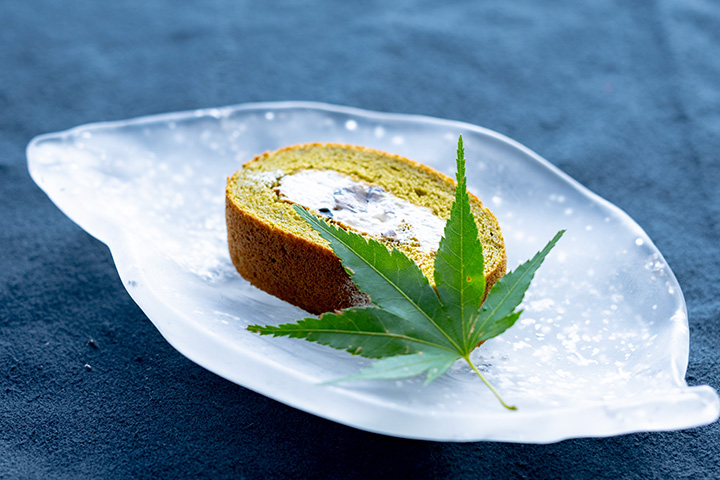 ゆう月特製「栗と黒豆クリームのロールケーキ」。団体旅行向けコースのデザート。食後を彩る自家製スイーツ。