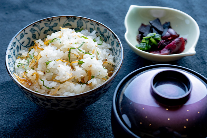ちりめん山椒と大葉の混ぜご飯、小畑味噌の味噌汁、香の物。京都府綾部市の料亭ゆう月がご提供する団体旅行向けコースの御飯料理