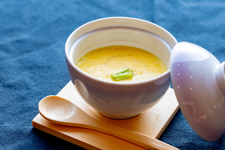 上林鶏を使用したなめらかな茶碗蒸し。京都府綾部市の料亭ゆう月がご提供する団体旅行向けコースに付く人気の一品。