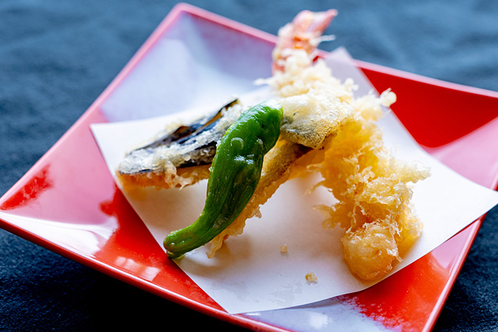 海老と旬野菜の天ぷら盛り合わせ。京都府綾部市の料亭ゆう月がご提供する団体旅行向けコースの揚げたて天ぷら。