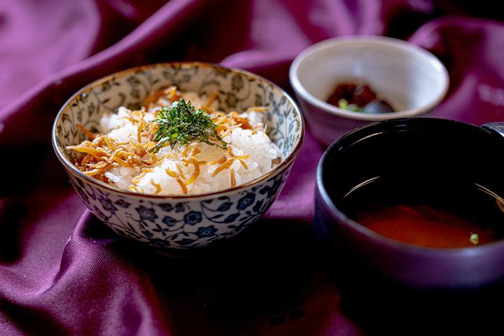 ちりめん山椒と冬の葉物野菜を混ぜ合わせた混ぜご飯