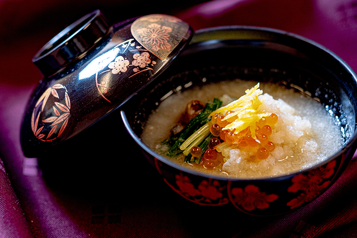 聖護院蕪のすり流しに炙り牡蠣、青菜、錦糸大根、いくらを添えた冬の煮物椀