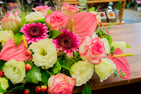 綾部 ゆう月の周辺案内 おすすめの店 花屋 ゆいまーる テーブル装花