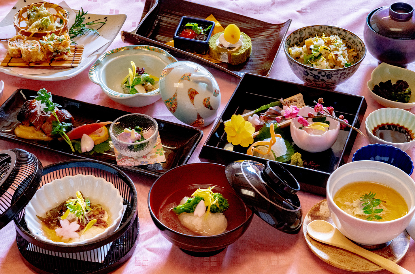 京都・綾部の料亭ゆう月が手がける春の会席料理。桜の季節を思わせる彩り豊かな椀物、お造り、焼物、御飯まで揃ったコース全景