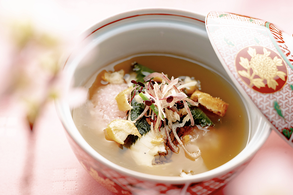 京都の料亭 ゆう月の春の会席料理 桜蒸し 吉野餡掛け