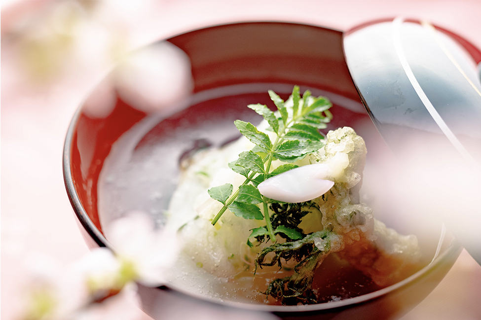 春の会席料理 お吸い物 蛤のうしお仕立て