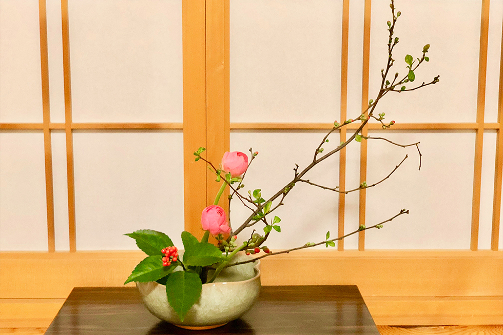 ゆう月の生け花 茶花 冬 お座敷 ボケ ラナンキュラス 千両