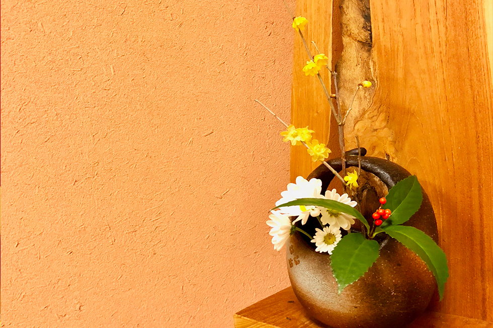 冬の生け花 ゆう月 お座敷 菊 ボケ