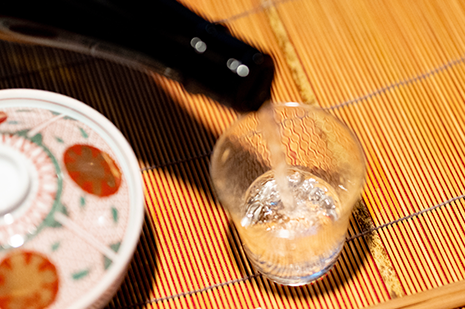 京都 与謝野町 与謝娘酒造の日本酒をグラスに注ぐシーン。地元産コシヒカリの純米吟醸。和食の席で楽しむ、香りと旨味が広がる京都の地酒。