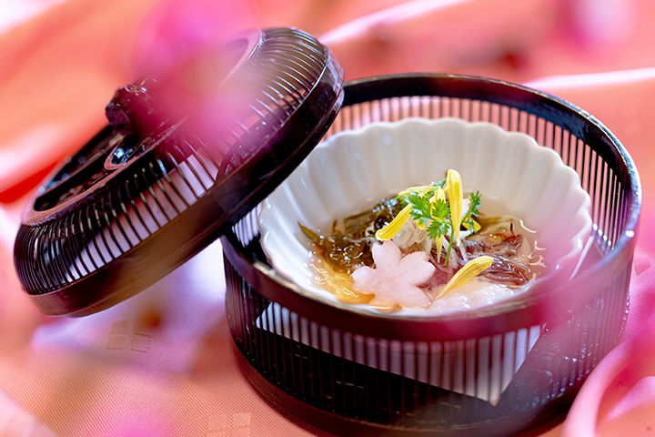 京都・綾部の料亭ゆう月の春会席・酢の物。舞鶴産赤もくとホタルイカの土佐酢和え 山芋酢仕立て