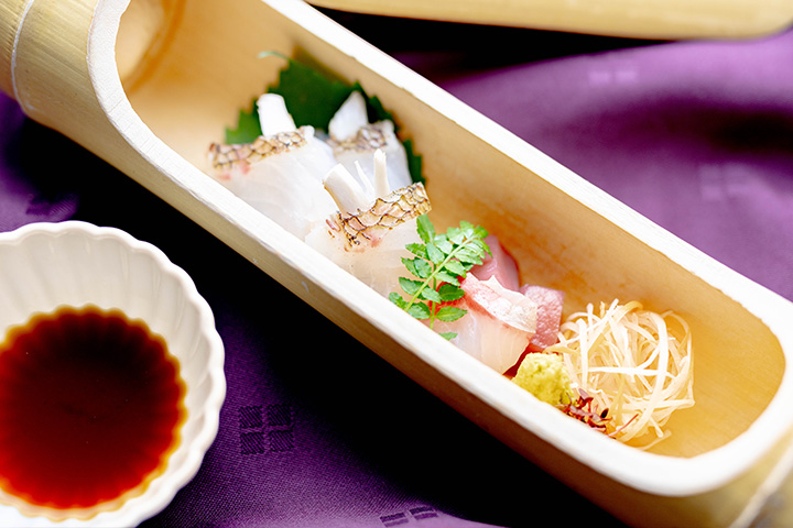 京都 料亭ゆう月の2026年秋の会席料理|旬の魚を竹の器に美しく盛り付けた御造り