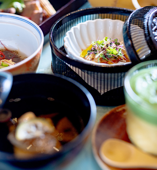 京都綾部の料亭ゆう月 夏のおまかせ会席料理7,500円コース。賀茂茄子の田楽焼き、お造り、炊き込みご飯、冷製茶碗蒸しを盛り込んだ夏会席