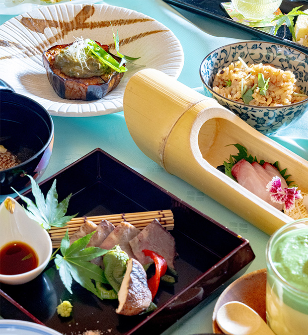 京都綾部の料亭ゆう月 夏のおまかせ会席料理9,000円コース。賀茂茄子の田楽焼き、お造り、炊き込みご飯、冷製茶碗蒸しを盛り込んだ夏会席