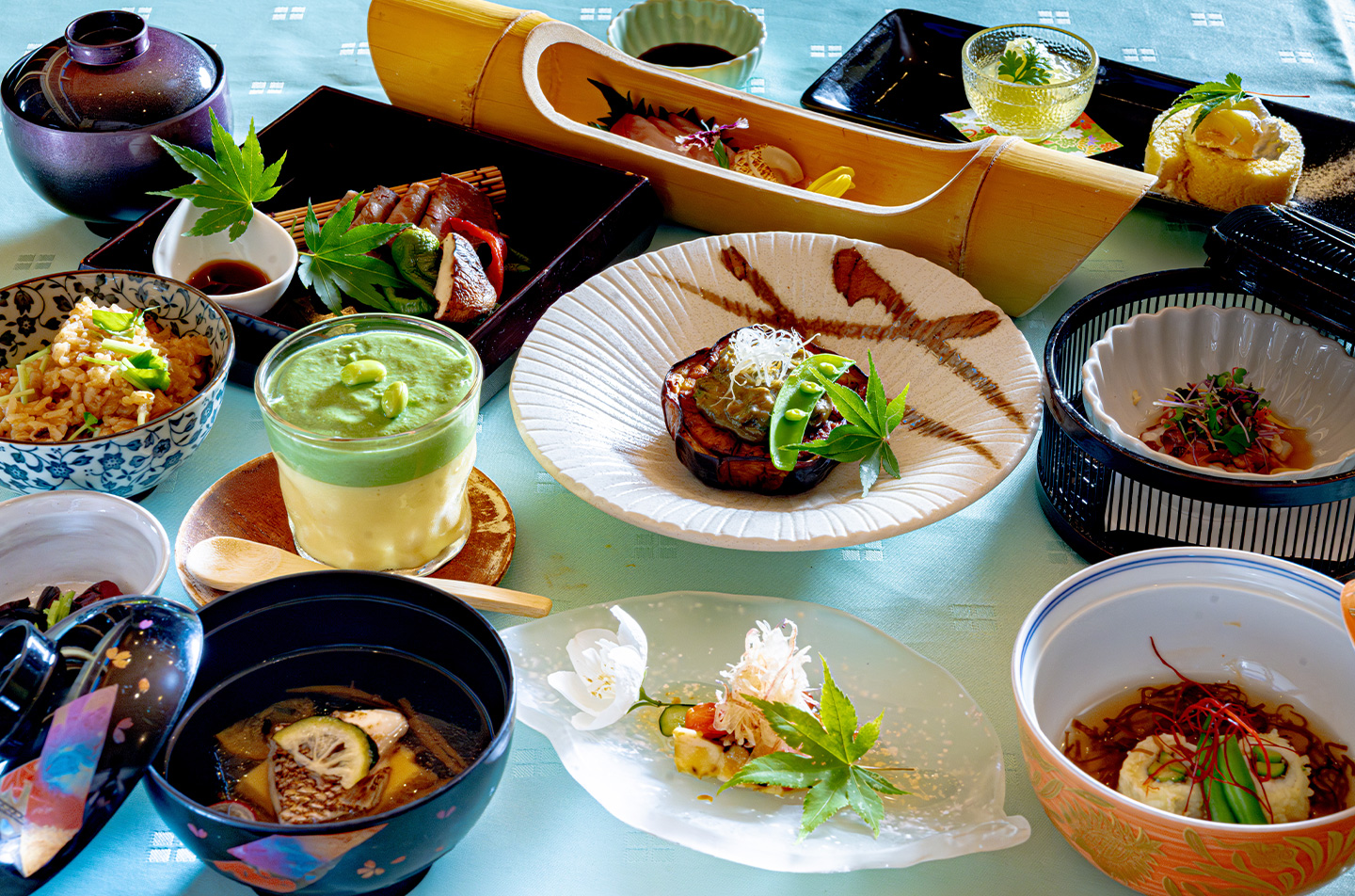 京都綾部の料亭ゆう月 夏の会席料理9,000円コース全景。賀茂なすの田楽焼き、鱧料理、枝豆ムースの冷製茶碗蒸し、夏のお造りを盛り込んだ夏会席