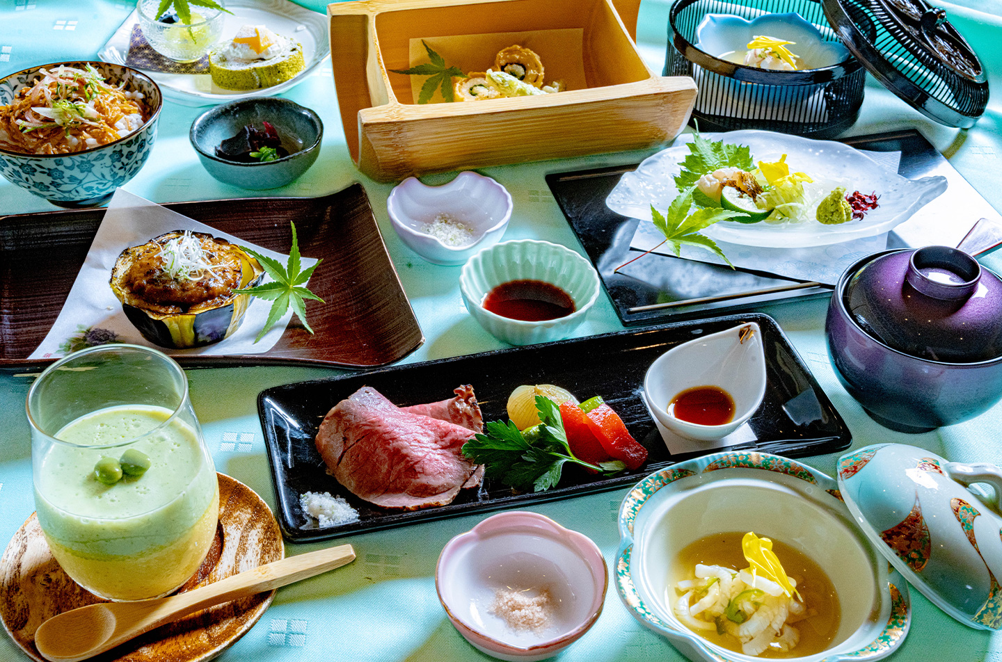 白いか、賀茂なす、丹波牛、鱧などを用いた涼やかな夏の京会席料理