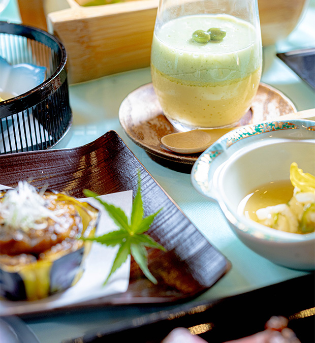 京都・綾部の料亭ゆう月の夏のおまかせ会席料理。鱧、賀茂茄子、黒毛和牛の焼物、涼やかな前菜や茶碗蒸しなど、旬の食材を盛り込んだ彩り豊かな和の膳