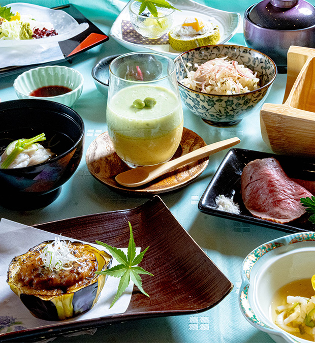 京都・綾部の料亭ゆう月の夏のおまかせ会席料理。鱧、賀茂茄子、黒毛和牛の焼物、涼やかな前菜や茶碗蒸しなど、旬の食材を盛り込んだ彩り豊かな和の膳