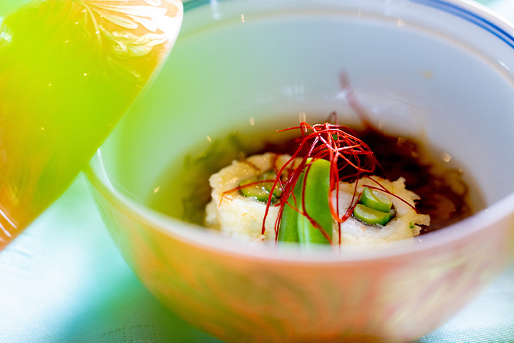 鱧の鳴門揚げにもずく餡を掛けた夏の油物。涼やかな餡仕立てで味わう料亭ゆう月の夏会席料理
