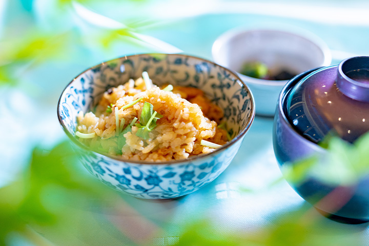 上林鶏の炊き込みご飯と赤出汁味噌汁。三つ葉を添えて仕上げた料亭ゆう月の夏会席の御飯料理
