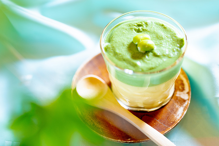 豆乳枝豆ムースを重ねた冷製茶碗蒸し。二層仕立てで涼感を表現した料亭ゆう月の夏会席料理