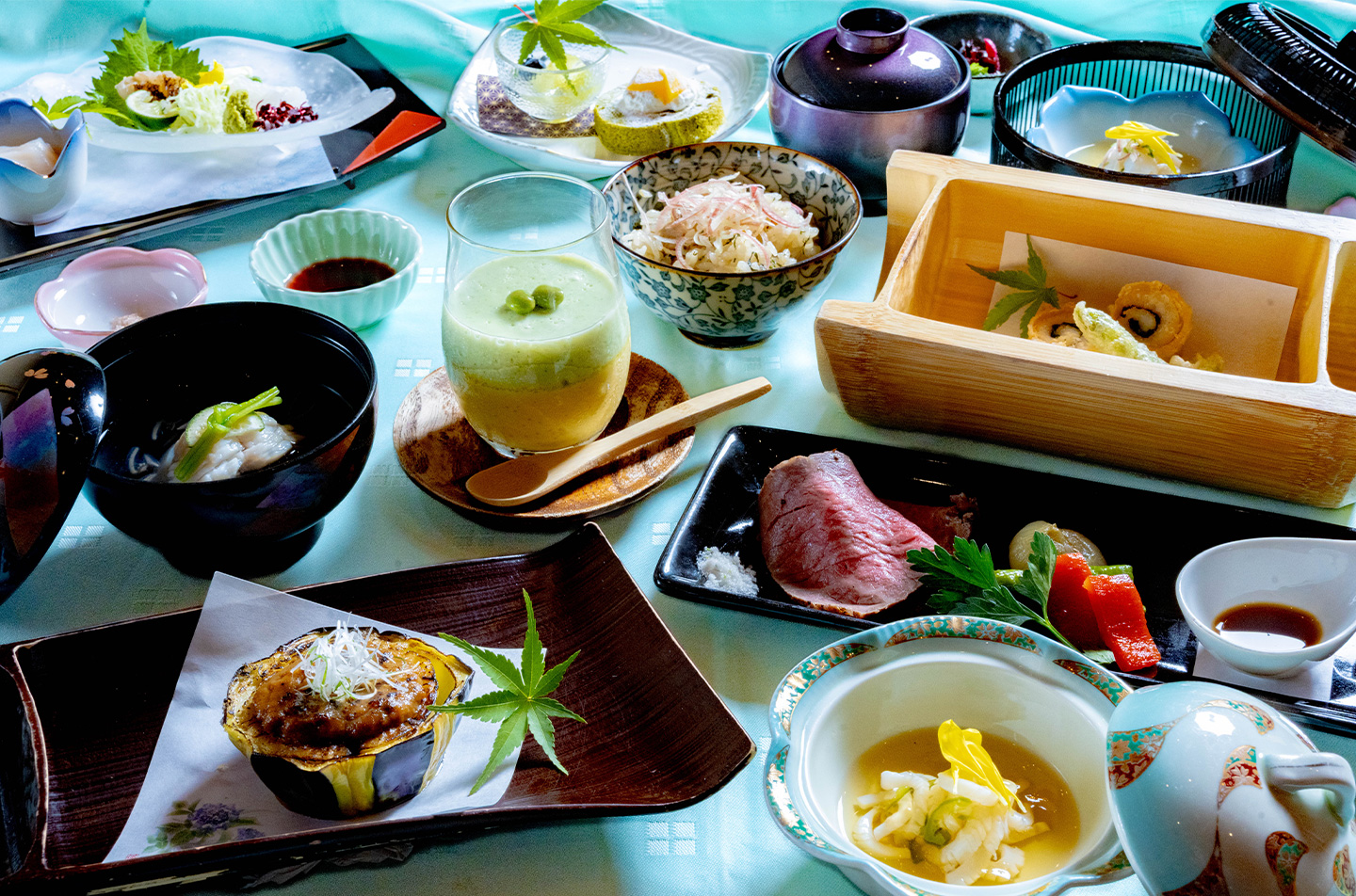 白いか、賀茂なす、丹波牛、鱧などを用いた涼やかな夏の京会席料理