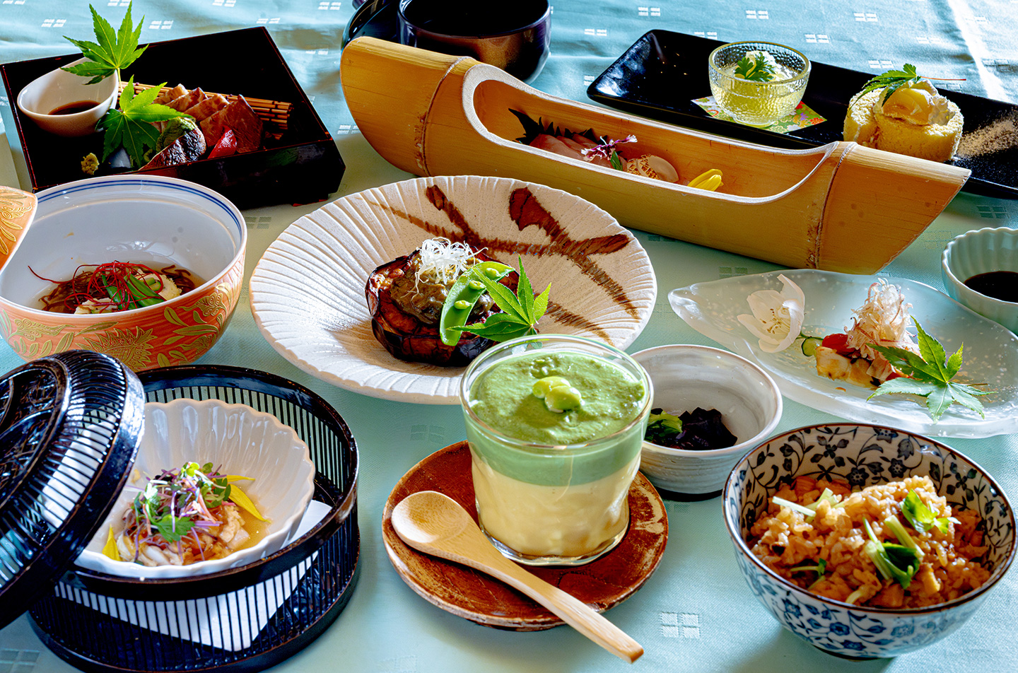京都綾部の料亭ゆう月 夏の会席料理7,500円コース全景。賀茂なす田楽、鱧料理、冷製茶碗蒸し、お造り、水菓子を盛り込んだ夏会席