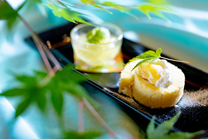 ロールケーキと京丹後産果物のジュレを盛り合わせた夏の水菓子。料亭ゆう月の夏会席デザート