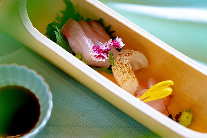 竹の器に盛り付けた夏のお造り三種盛り。白身魚、紋甲烏賊、白烏賊を涼やかに仕立てた料亭ゆう月の夏会席