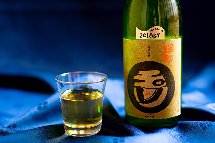 会席料理に合わせる日本酒、玉川 純米吟醸（2018BY）と酒杯の静物写真