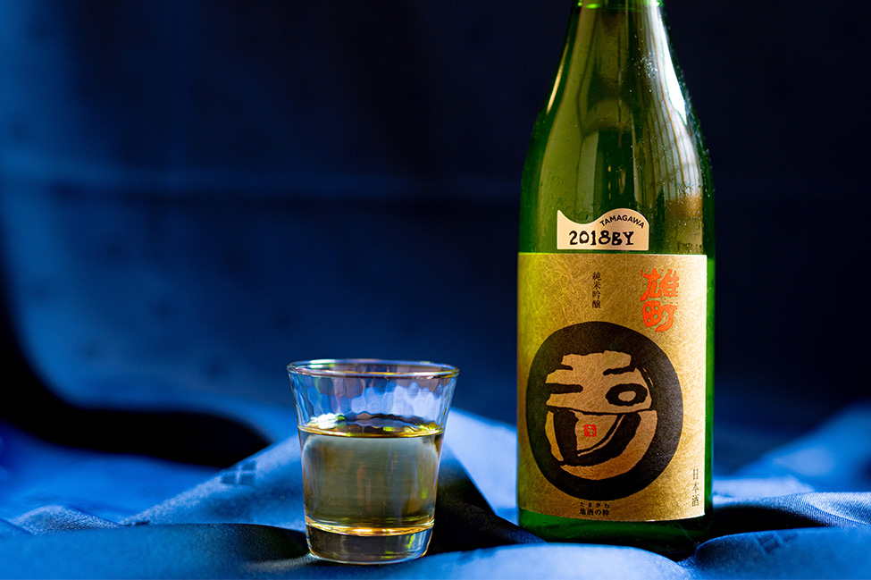 会席料理に合わせる日本酒、玉川 純米吟醸（2018BY）と酒杯の静物写真
