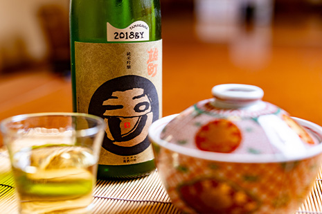 会席料理に合わせた日本酒、玉川 純米吟醸（2018BY）と酒杯、和の器のある卓上風景