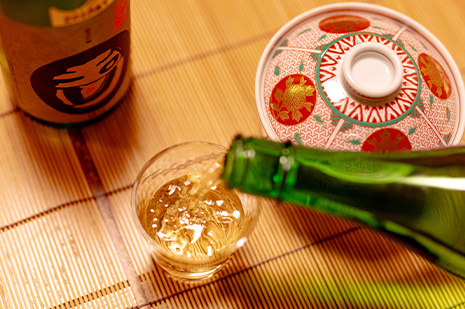 会席の席で日本酒・玉川 純米吟醸を酒杯に注ぐひととき。和の器とともに写した卓上風景