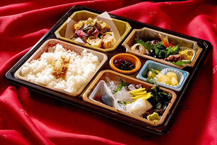 料亭ゆう月の仕出し弁当。白ご飯と旬魚のお造り、煮物、揚げ物を詰めた法事やご家庭の会食向け和食弁当